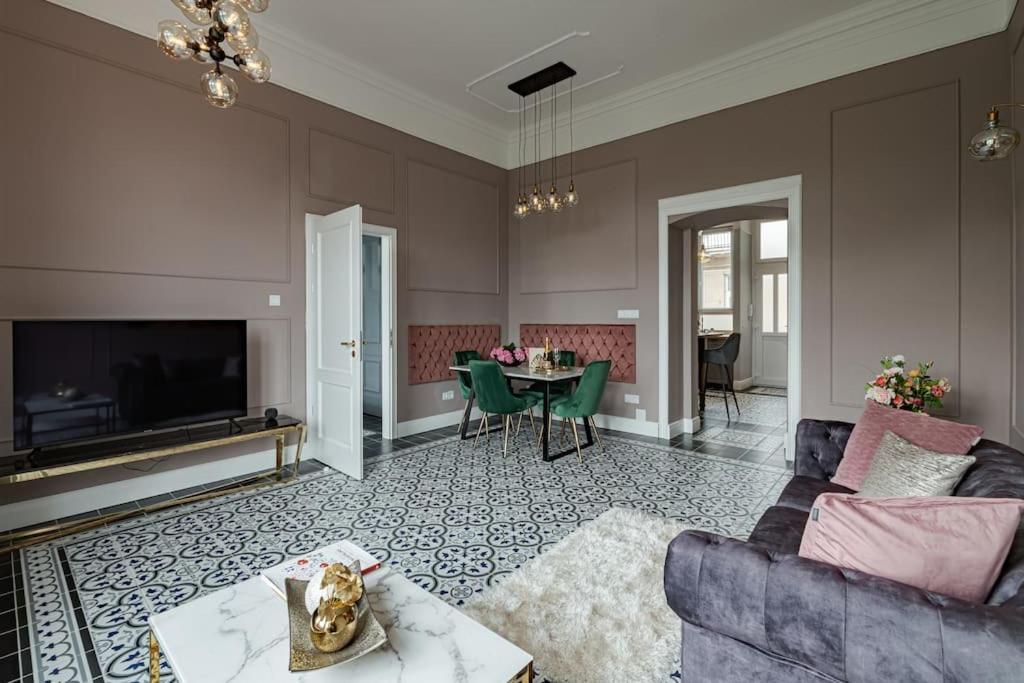 Elegant & Stylish Luxury Living Apartment