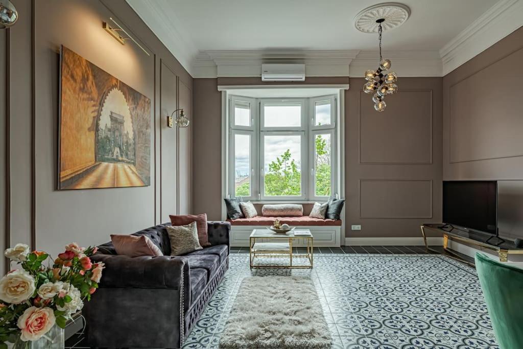 Elegant & Stylish Luxury Living Apartment Budapest