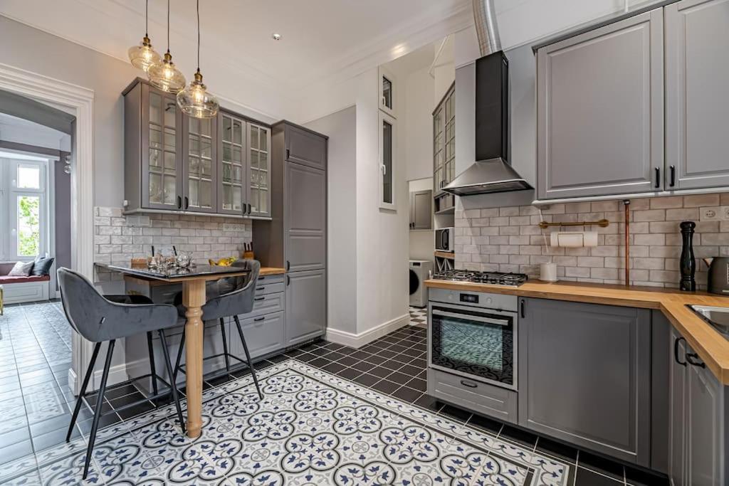 Elegant & Stylish Luxury Living Budapest