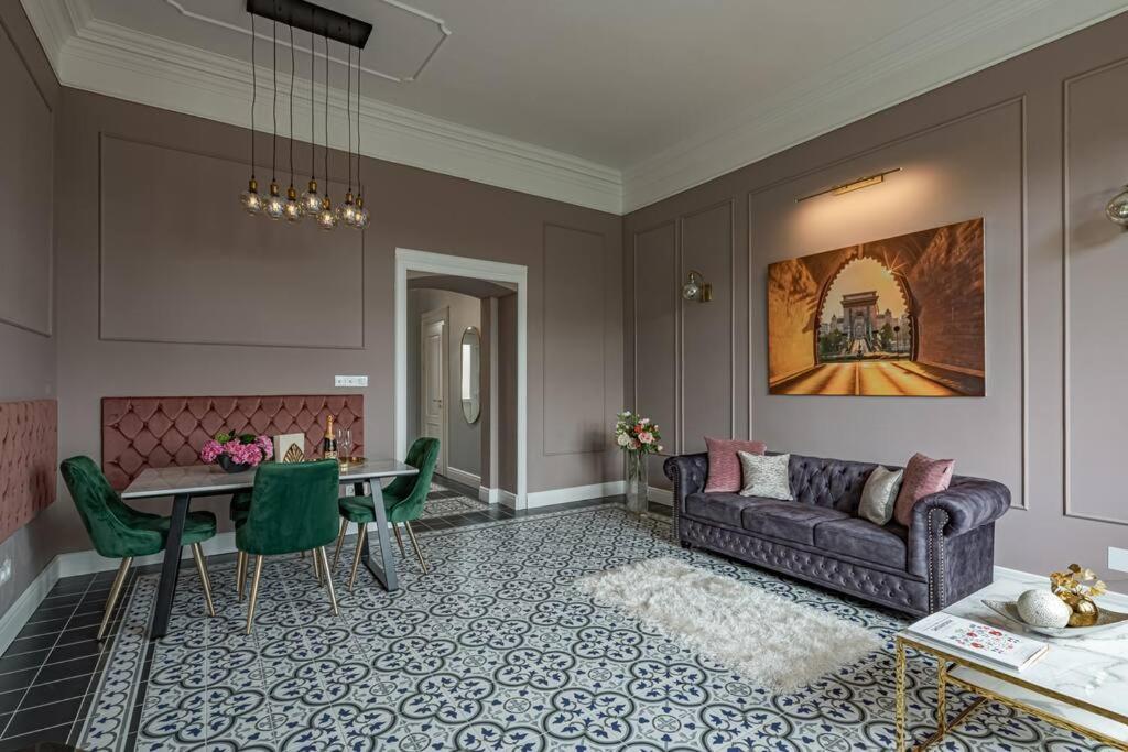 Elegant & Stylish Luxury Living * Budapest