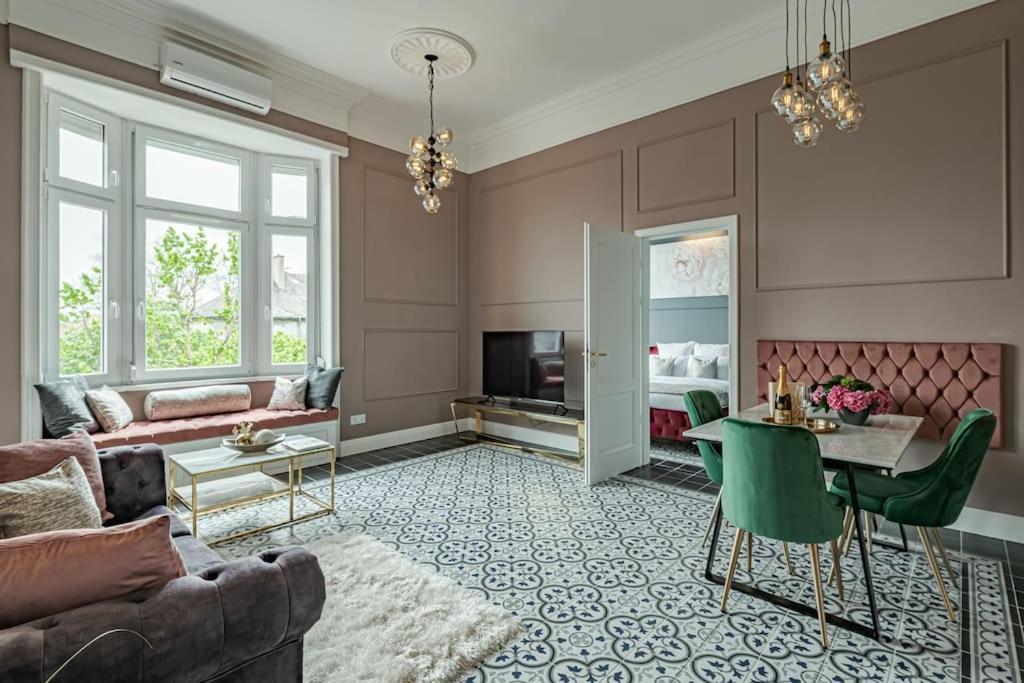 Elegant & Stylish Luxury Living Apartment *