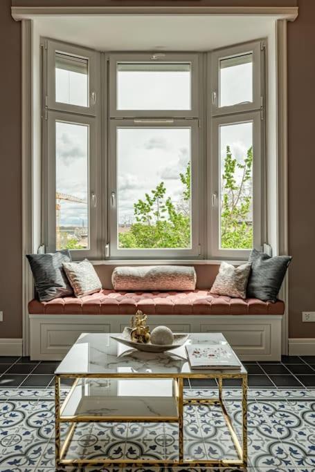 Elegant & Stylish Luxury Living Apartment *